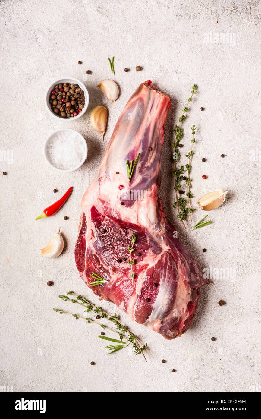 Stinco di agnello crudo fresco immagini e fotografie stock ad alta