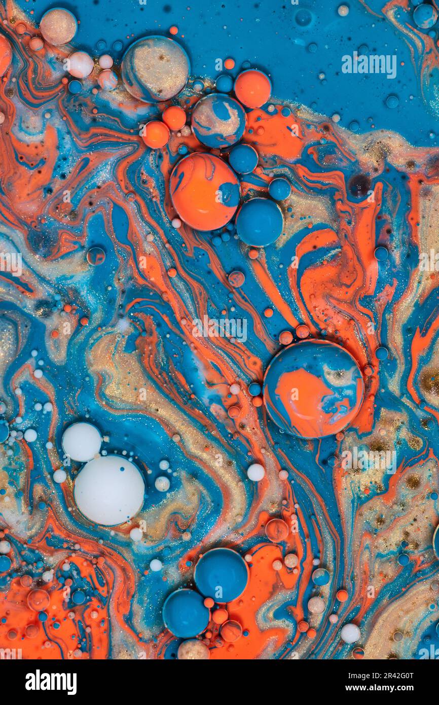 Cosmico Swirl sfondo astratto con pittura e latte Foto Stock