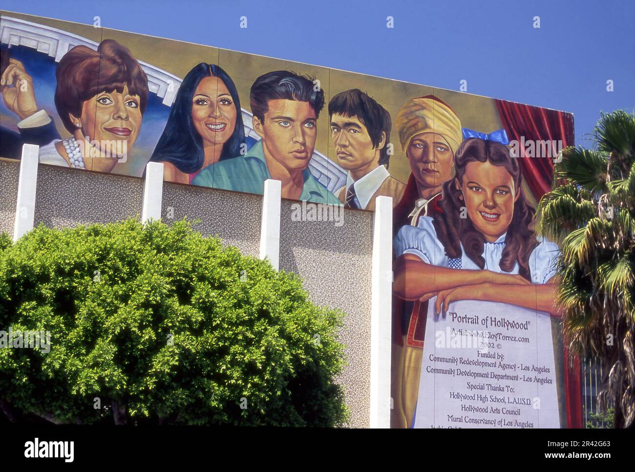 Il titolo murale "Ritratto di Hollywood" raffigurante famose stelle di Hollywood è stato dipinto da Eloy Torrez nell'auditorium della Hollywood High School di Los Angeles, California Foto Stock