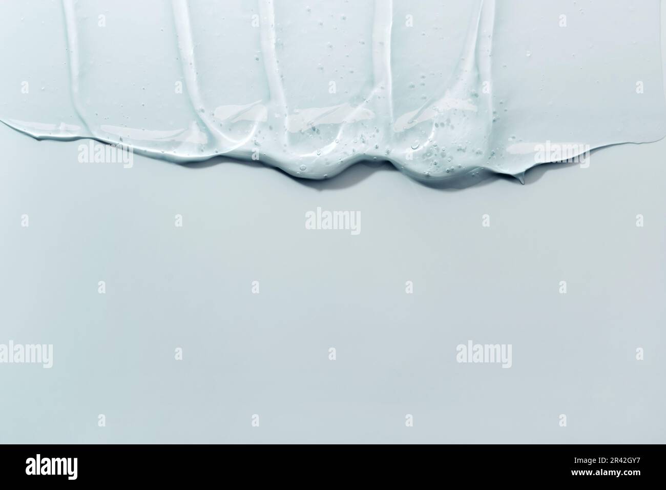 Gel liquido sfondo blu cosmetico astratto. Striscio di prodotto idratante trasparente Foto Stock