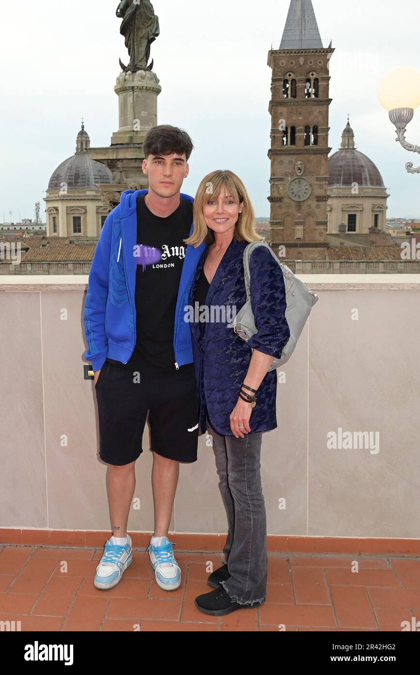 Roma, Italia. 25th maggio, 2023. Giulio Longari (L) ed Elisabetta Ferracini (R) partecipano alla festa Amen al Roof Top Terrazza dei Papi. Credit: SOPA Images Limited/Alamy Live News Foto Stock