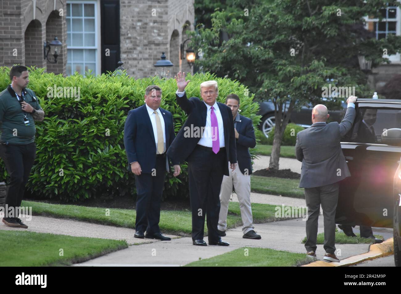 Sterling, Stati Uniti. 25th maggio, 2023. L’ex presidente degli Stati Uniti Donald J. Trump si è Unito a Kyle Mazza di UNF News prima di entrare nella sua periferia. Dopo le 7:30 ora orientale, giovedì sera, ex Stati Uniti Il presidente Donald J. Trump ha lasciato una notte di riposo lungo il percorso Trump National Golf Club Washington DC in Virginia per una cena con Boris Johnson al golf club. Boris Johnson è stato primo ministro del Regno Unito e leader del Partito conservatore dal 2019 al 2022. Credit: SOPA Images Limited/Alamy Live News Foto Stock