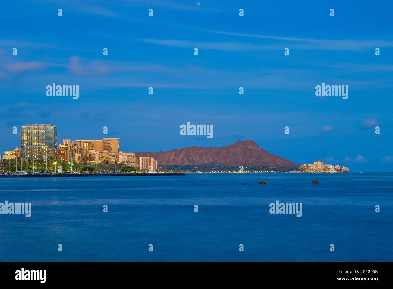 Scenario della spiaggia di waikiki e della montagna Diamond Head sull'isola di Oahu, Hawaii Foto Stock