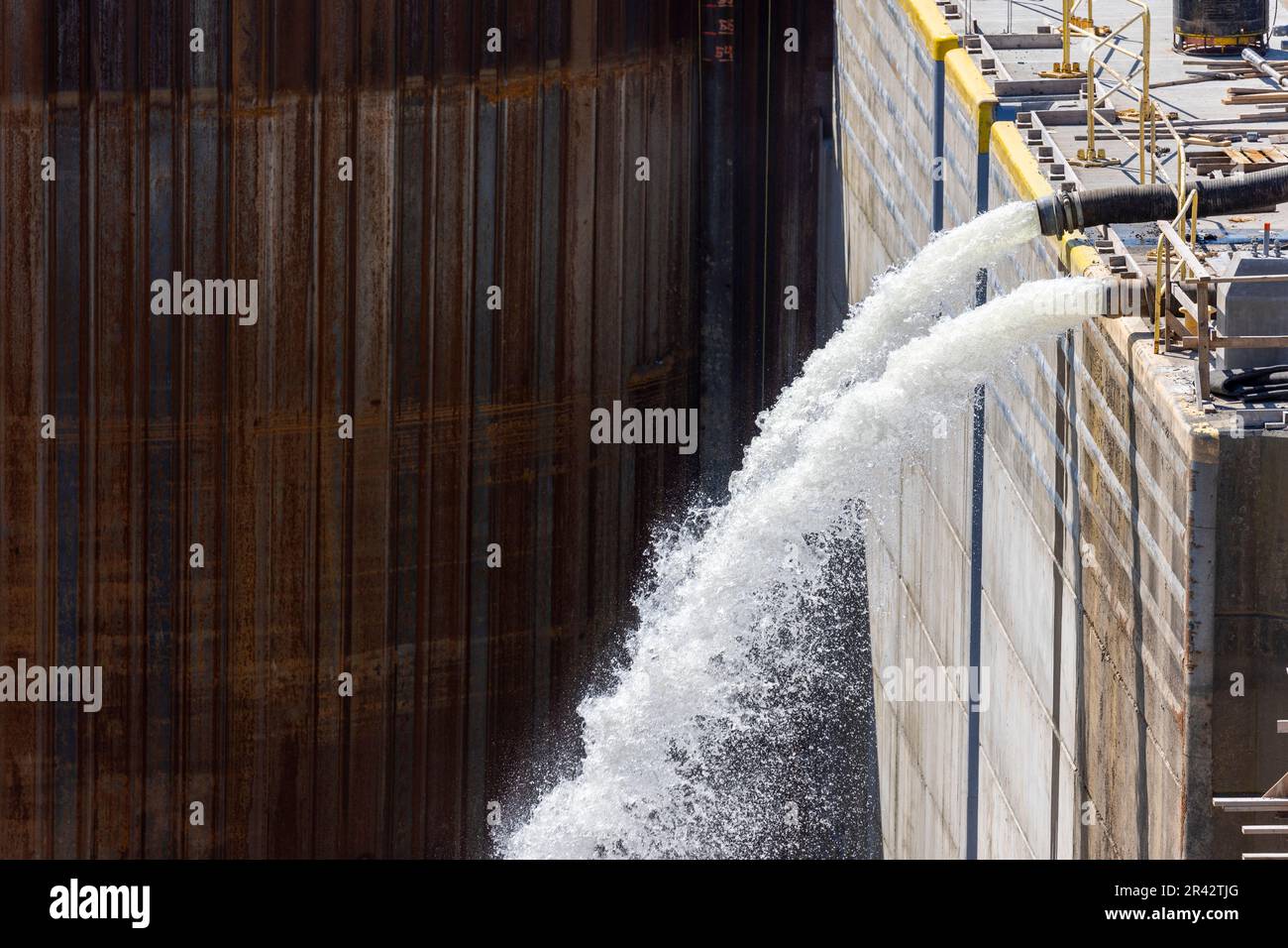 Gli Stati Uniti Il corpo militare degli ingegneri del distretto di Pittsburgh inizia a riempire la camera di chiusura di recente costruzione con acqua presso le chiuse del fiume Monongahela e la diga 4 a Charleroi, Pennsylvania, 25 maggio 2023. La camera richiederà diversi giorni per riempire con circa 18,5 milioni di galloni di acqua. Una volta riempito, il quartiere di Pittsburgh si muoverà in avanti con l'installazione dei cancelli ad angolo e la verifica del blocco per la navigazione. Il nuovo blocco dovrebbe entrare in funzione nel 2024. Il progetto di costruzione di Charleroi fa parte del progetto Lower Mon, talvolta chiamato 'progetto egaa' a causa di Foto Stock