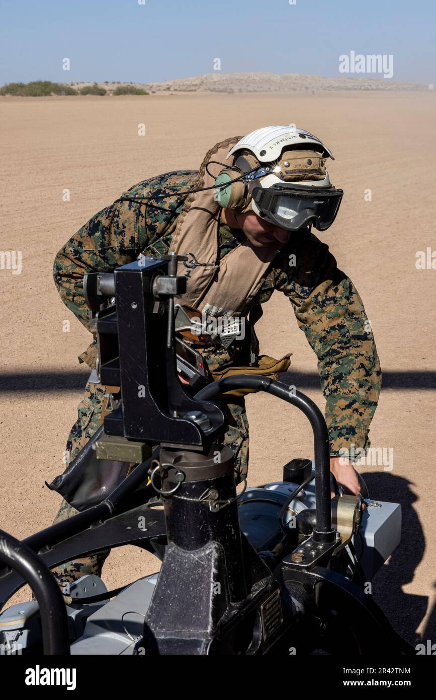 STATI UNITI Gavin Godinez, un capo di intelligence elettronica, con Marine Wing Headquarters Squadron (MWHS) 3, 3rd Marine Aircraft Wing (MAW), controlla la sua attrezzatura durante un recupero tattico di aerei e di esercizio del personale presso l'aeroporto di Ototillo Wells, California, 23 maggio 2023. Il MAG-39 ha condotto una serie di evoluzioni formative per convalidare e sviluppare ulteriormente l'intelligenza, il comando e il controllo, la ricognizione/sciopero marittimo e le tattiche, le tecniche e le procedure di guerra elettronica. Godinez è un nativo di Dallas. (STATI UNITI Corpo marino foto di CPL. Sean Potter) Foto Stock
