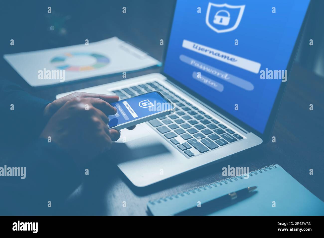 Concetti di sicurezza informatica e privacy per proteggere i dati. Icona a forma di lucchetto e tecnologia di protezione della rete Internet. Donna d'affari che protegge i dati personali su sama Foto Stock