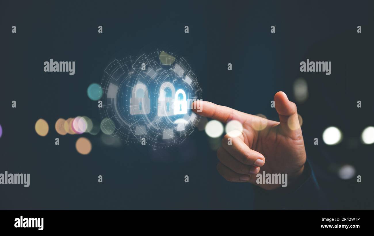 Concetti di sicurezza informatica e privacy per proteggere i dati. Icona a forma di lucchetto e tecnologia di protezione della rete Internet. Blocco touch screen da donna d'affari con protezione Foto Stock