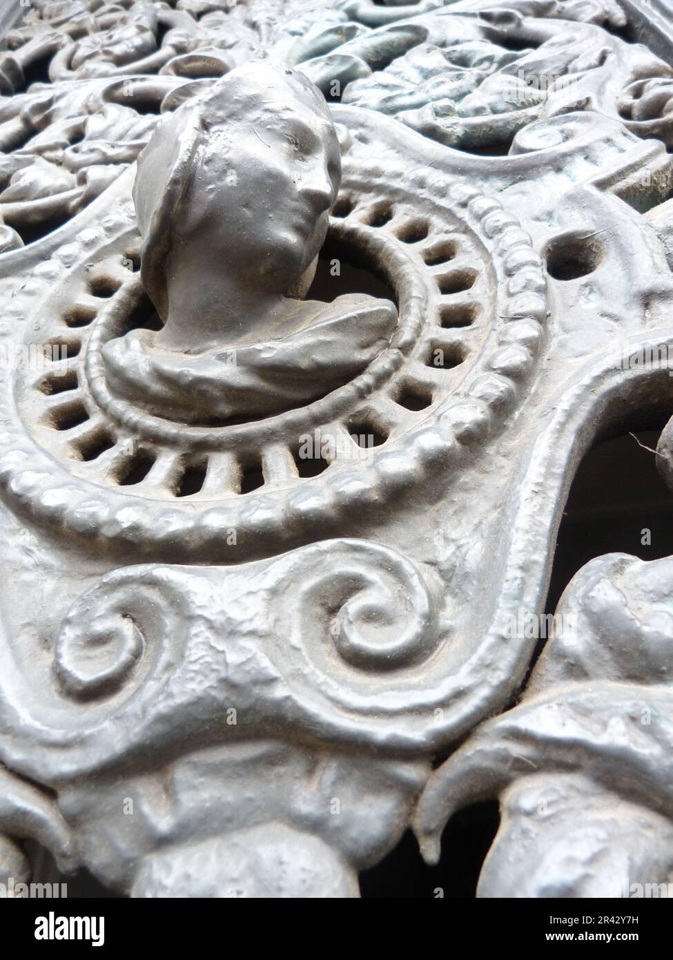 Sculpture sur une porte, Parigi 4, Francia Foto Stock