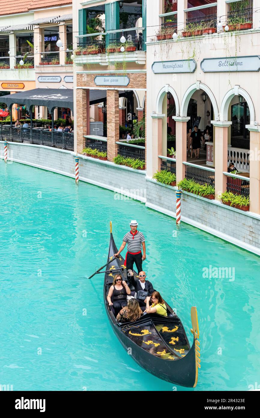 Gondola e gondoliere presso il centro commerciale Venice Grand Canal Mall, Taguig City, Manila, Filippine Foto Stock