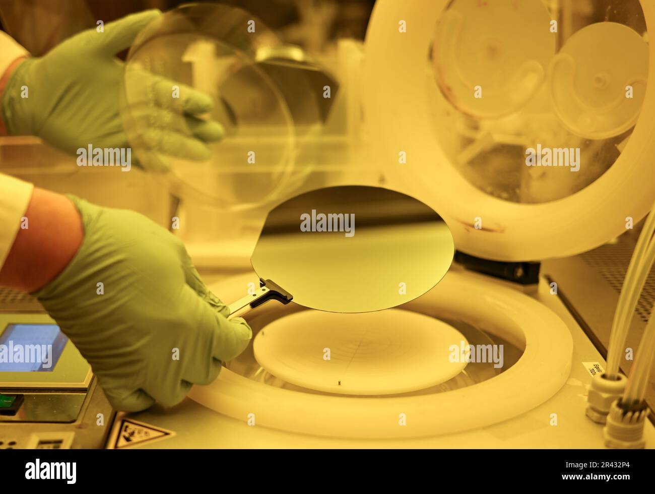 Darmstadt, Germania. 23rd maggio, 2023. Jens Pradella, scienziato nel settore dell'elettronica del gruppo farmaceutico e tecnologico Merck KGaA, con sede a Darmstadt, colloca un ondeggiante in un dispositivo speciale in un laboratorio dove viene applicato un sottile rivestimento fotosensibile. Credit: Arne Dedert/dpa/Alamy Live News Foto Stock