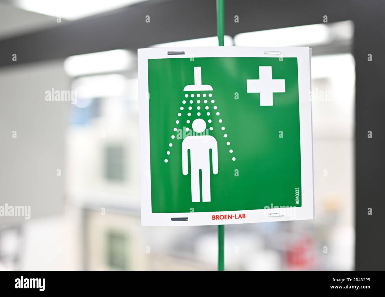 Darmstadt, Germania. 23rd maggio, 2023. In un laboratorio nel settore dell'elettronica del gruppo farmaceutico e tecnologico Merck KGaA, con sede a Darmstadt, un cartello indica un acquazzone di emergenza. Credit: Arne Dedert/dpa/Alamy Live News Foto Stock