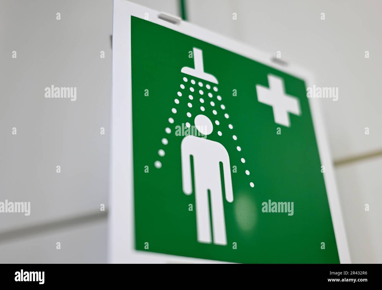 Darmstadt, Germania. 23rd maggio, 2023. In un laboratorio nel settore dell'elettronica del gruppo farmaceutico e tecnologico Merck KGaA, con sede a Darmstadt, un cartello indica un acquazzone di emergenza. Credit: Arne Dedert/dpa/Alamy Live News Foto Stock