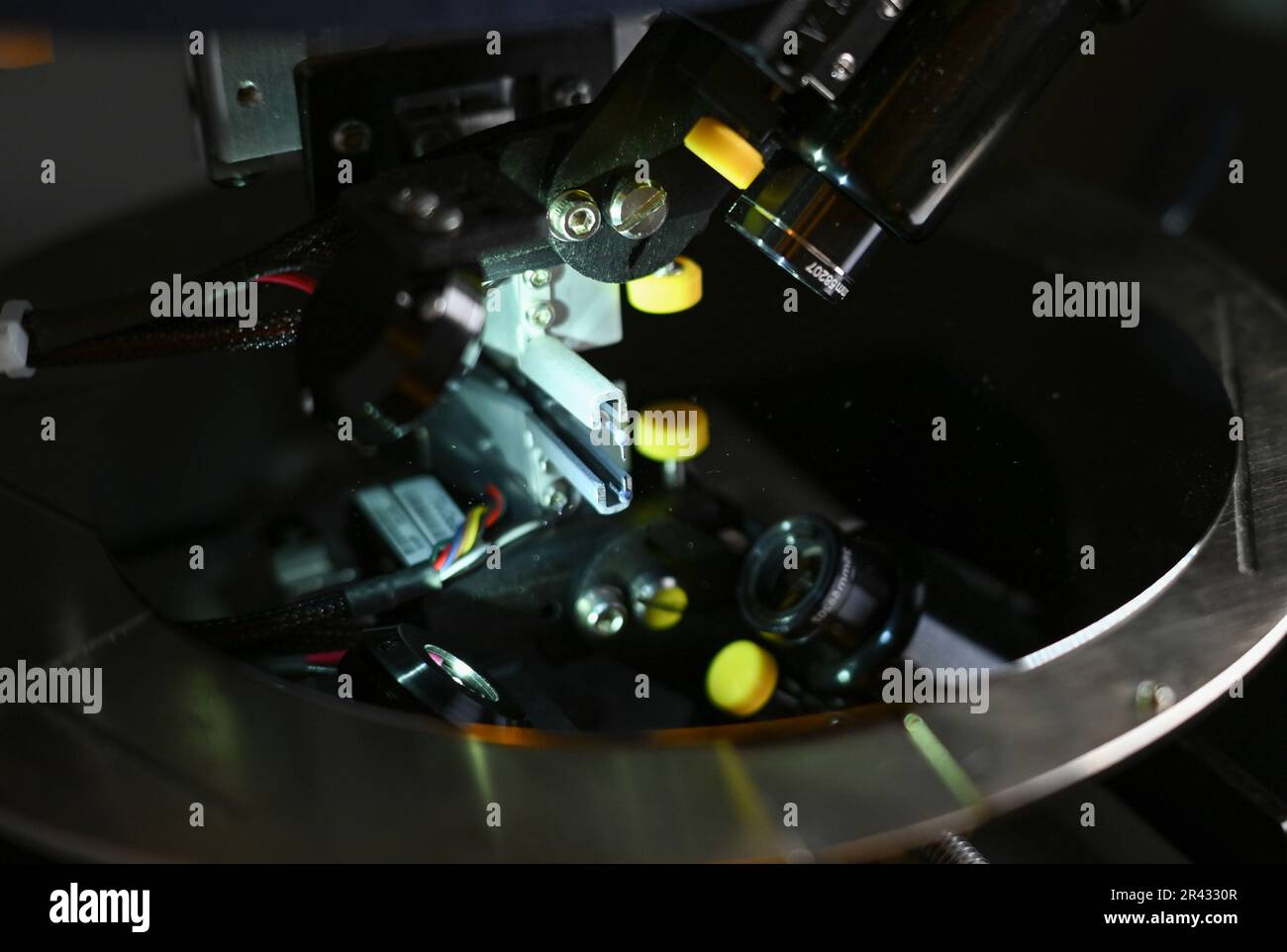 Darmstadt, Germania. 23rd maggio, 2023. In un laboratorio nel settore dell'elettronica del gruppo farmaceutico e tecnologico Merck KGaA di Darmstadt, lo spessore del rivestimento di un wafer viene misurato con un profilometro. Credit: Arne Dedert/dpa/Alamy Live News Foto Stock