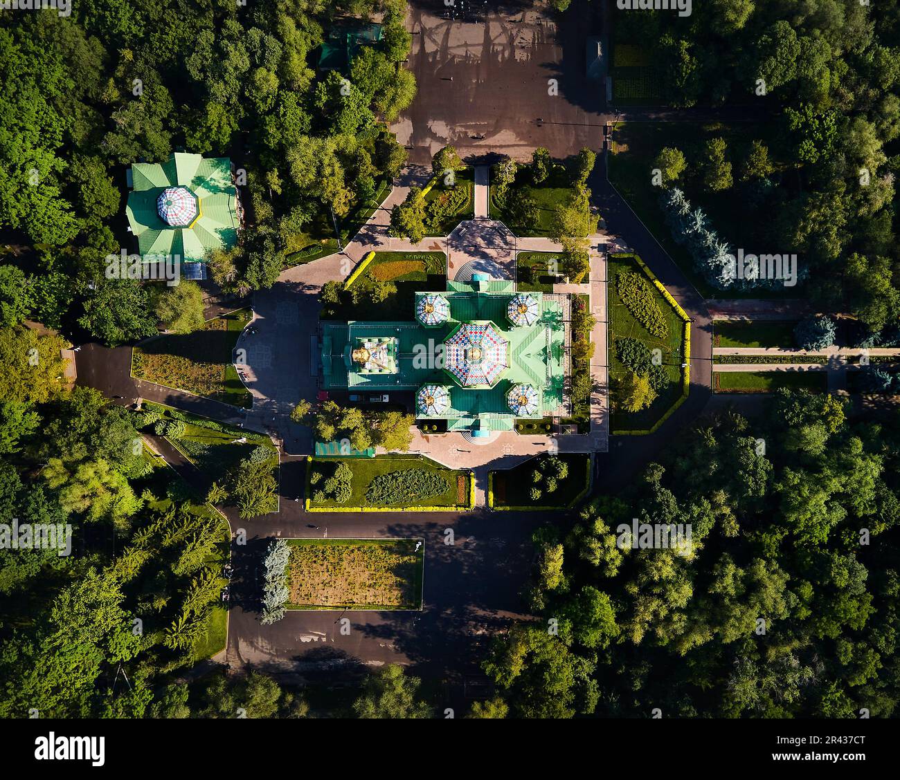Drone aereo dall'alto verso il basso della cattedrale dell'Ascensione chiesa ortodossa russa con disegno del giardino nel Parco Panfilov della città di Almaty, Kazakistan Foto Stock