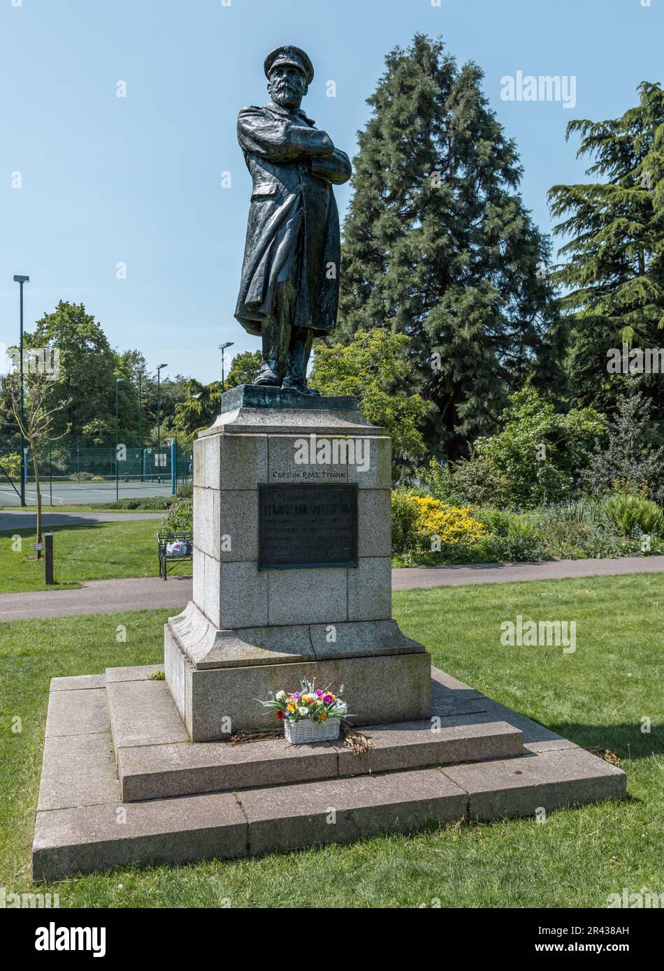 Una statua di bronzo del comandante Edward John Smith, capitano del Titanic, che si erge orgogliosamente su un plinto nel Beacon Park, Lichfield. Foto Stock