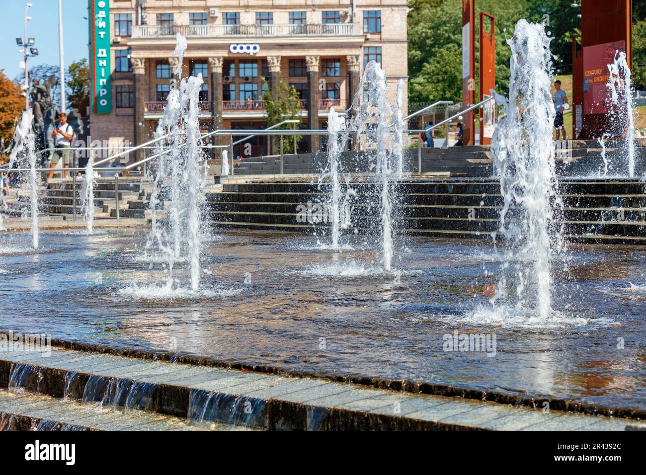 Jet fontana sulla piazza centrale di Kyiv in un giorno d'estate. Concetto di tempo libero. È il momento di rinfrescarsi. Immagine ravvicinata.08.30.20. Kiev, Ucraina. Foto Stock
