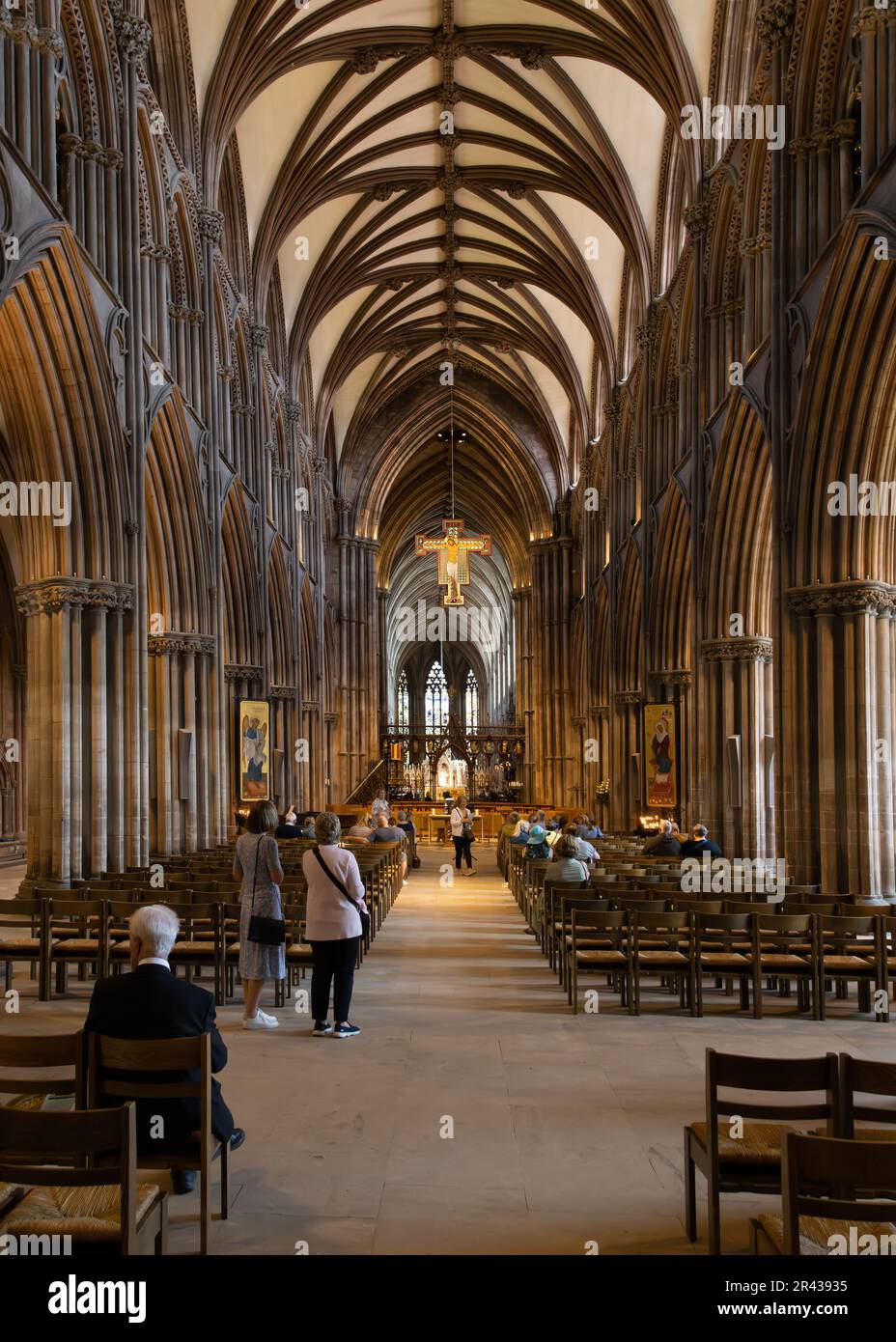I turisti e le congregazioni godono della magnifica architettura e dei tranquilli dintorni della Cattedrale di Lichfield. Interno della Cattedrale di Lichfield. Foto Stock