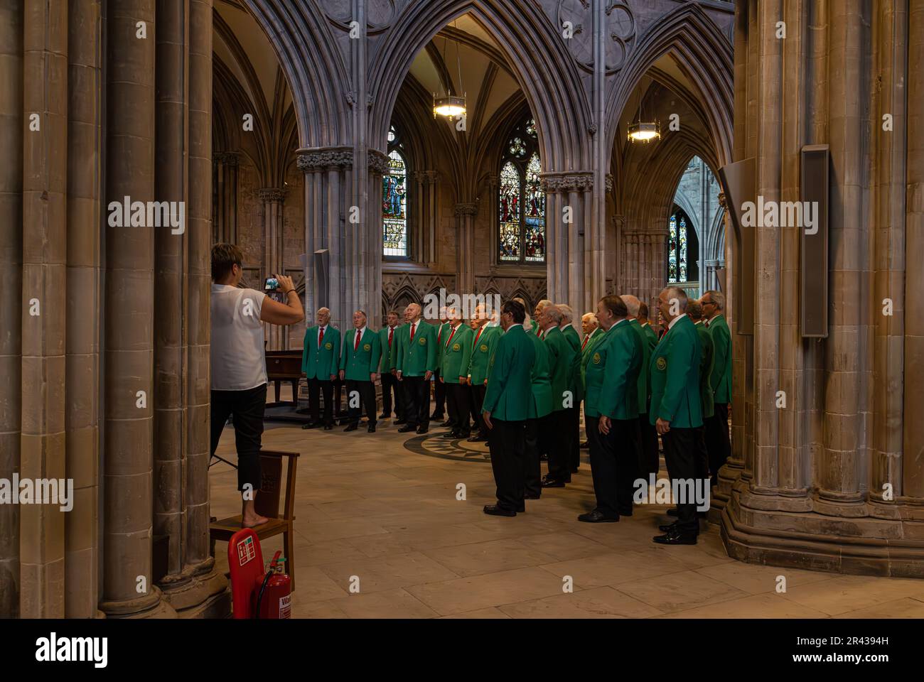 Romsey Male Voice Choir che si esibisce all'interno della Cattedrale di Lichfield. Foto Stock