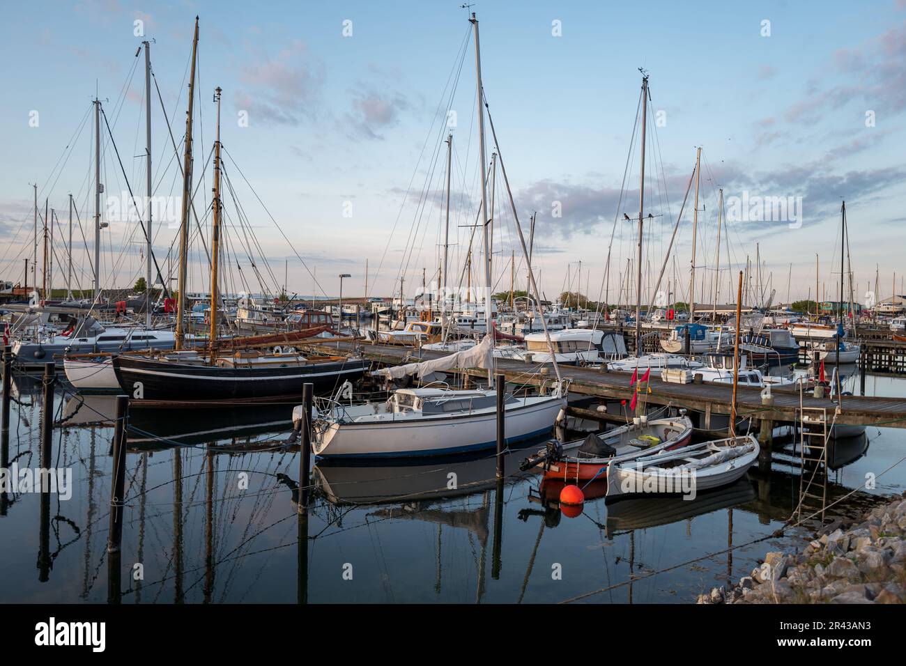 Barche a vela al porto. Sera d'estate, luce soffusa e acqua calma. Foto Stock