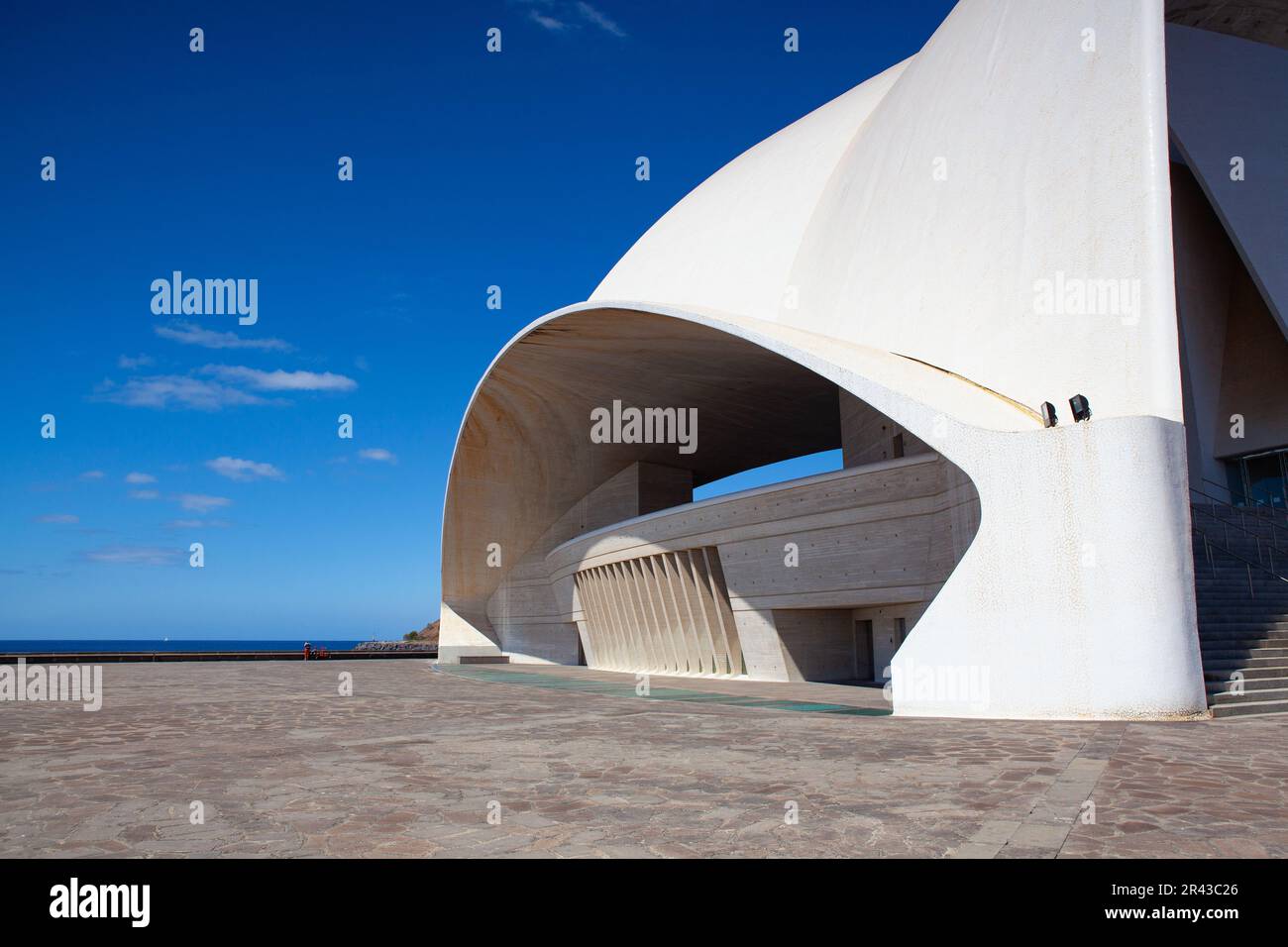 Santa Cruz de Tenerife, Spagna - 22 giugno 2021: Vista laterale dell'Auditorio de Tenerife. Edificio iconico progettato dal famoso architetto spagnolo SA Foto Stock
