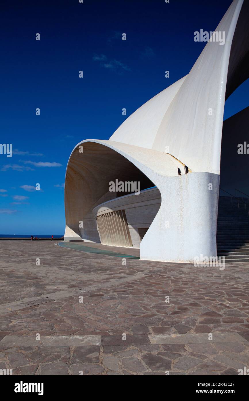 Santa Cruz de Tenerife, Spagna - 22 giugno 2021: Vista laterale dell'Auditorio de Tenerife. Edificio iconico progettato dal famoso architetto spagnolo SA Foto Stock