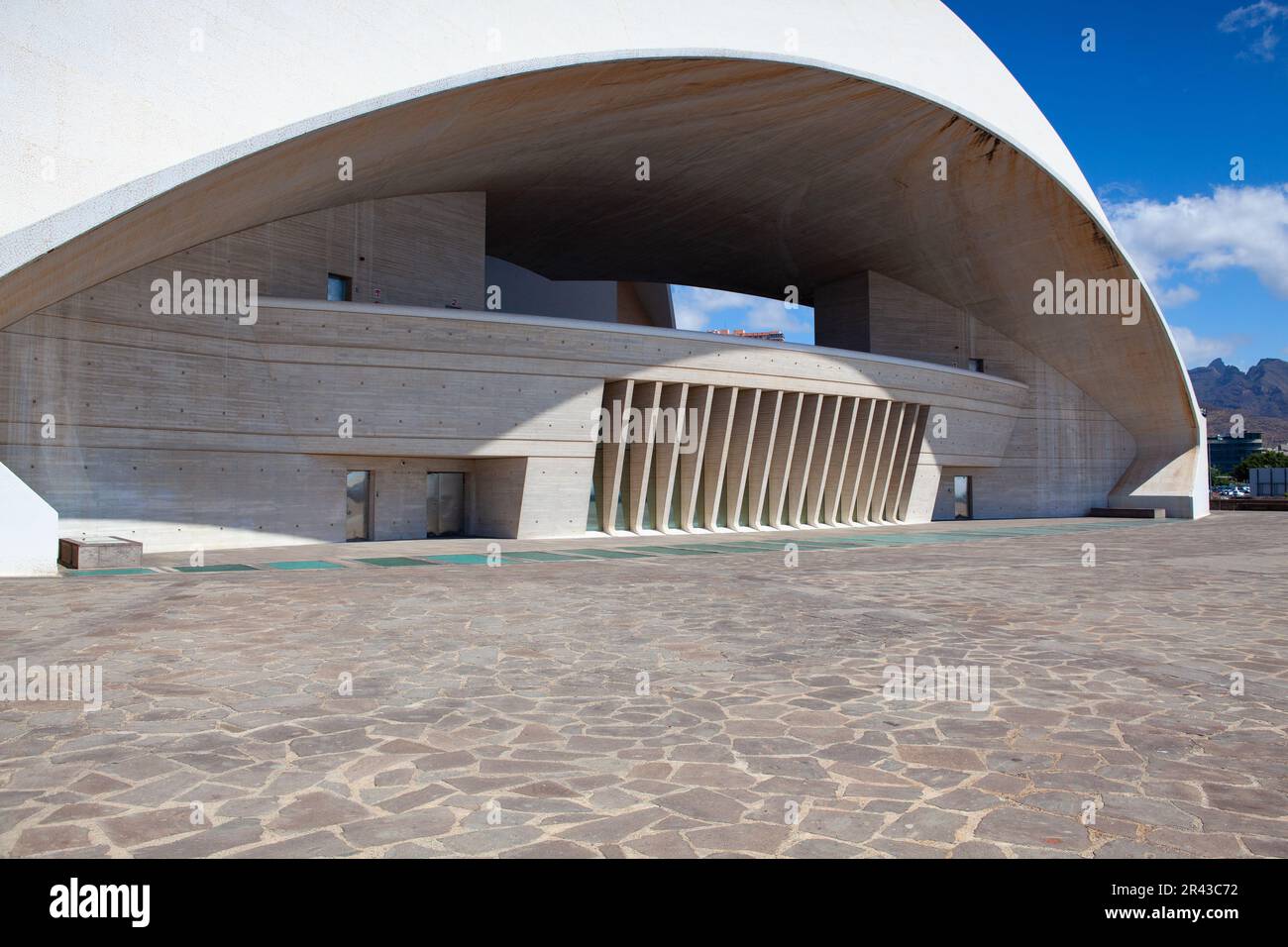 Santa Cruz de Tenerife, Spagna - 22 giugno 2021: Dettaglio auditorium de Tenerife. Edificio iconico progettato dal famoso architetto spagnolo SA Foto Stock