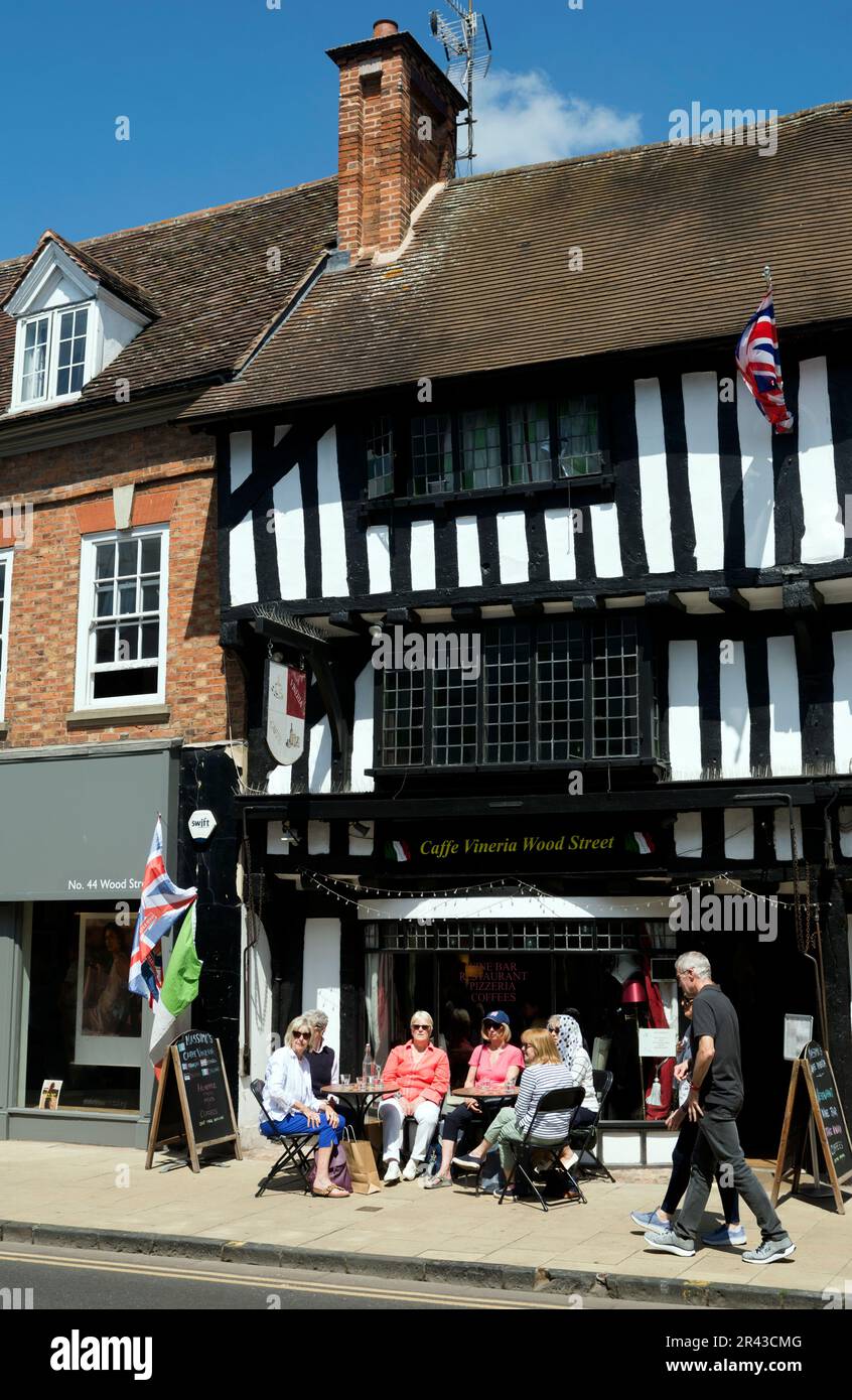 La gente si sedette fuori da un bar a Wood Street, Stratford-upon-Avon, Warwickshire, Regno Unito Foto Stock
