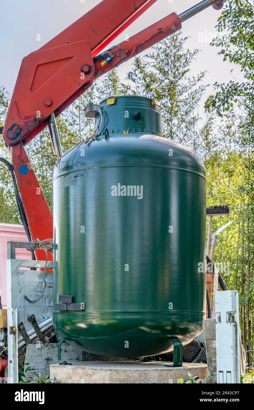 Un nuovo serbatoio GPL sta per essere installato nel sottosuolo Foto Stock
