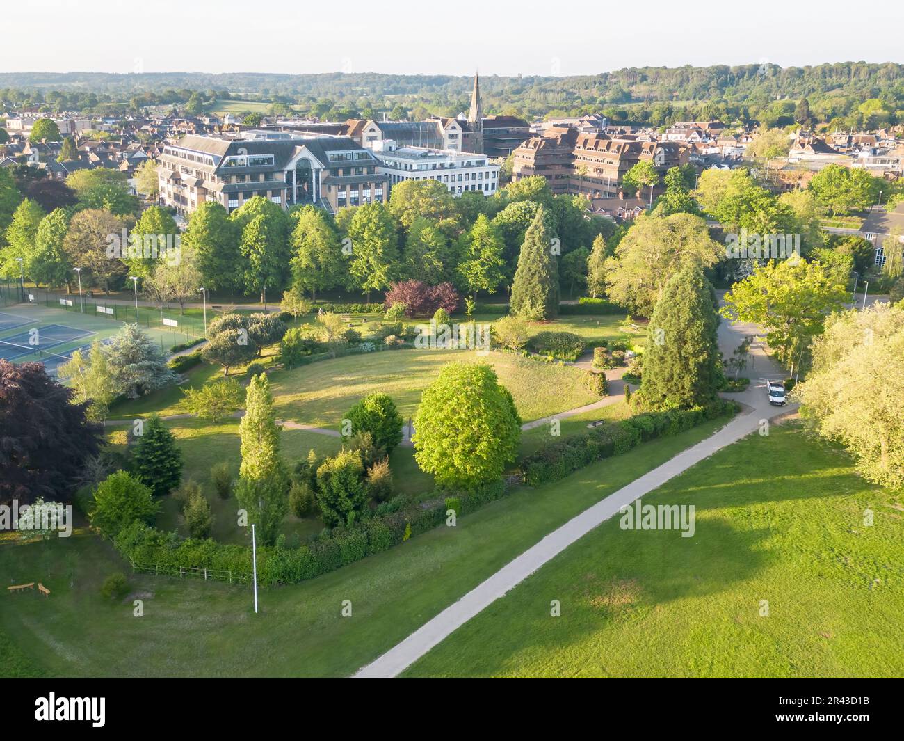 vista aerea del centro di horsham, campi da tennis del parco di horsham nel sussex occidentale Foto Stock