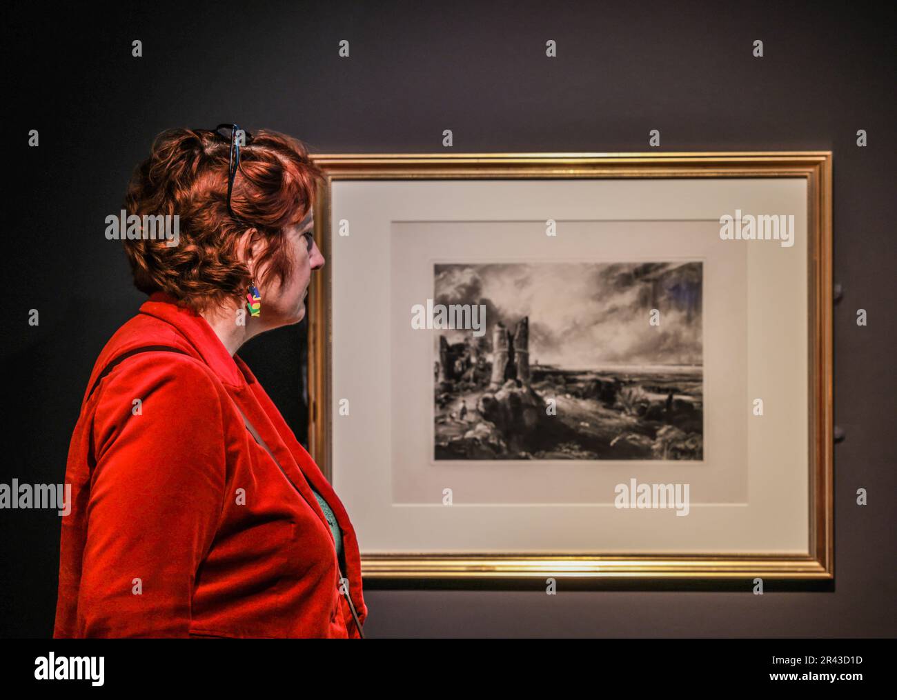 Winchester, Hampshire 26 Maggio 2023 Castello di Hadleigh (grande lastra) 1830-1832, Mezzotint e punto secco su acciaio. Fu attraverso l'interazione di luce e ombra che Constable credeva di poter catturare il movimento, la vitalità e la varietà del mondo naturale e, soprattutto, di trasmettere e evocare emozioni. 26 maggio - 16 agosto. Credit: Paul Quezada-Neiman/Alamy Live News Foto Stock