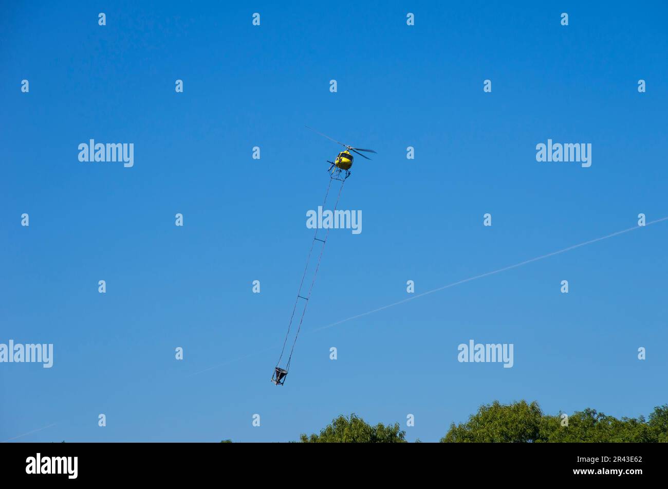 Volo a spruzzo, azione di protezione e gestione forestale, un elicottero spruzza sostanze chimiche su un'area forestale. Foto Stock