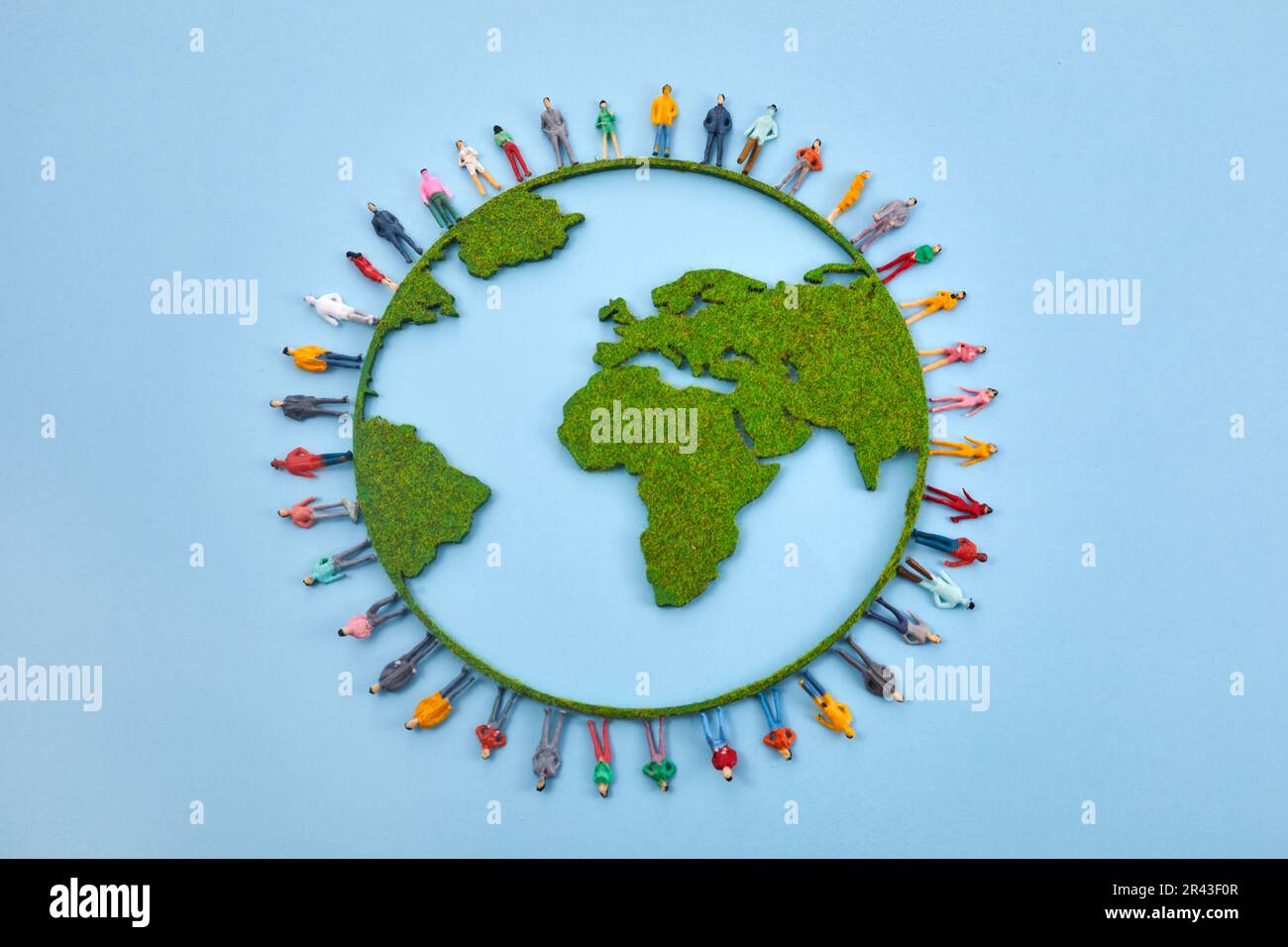 Giornata mondiale della popolazione, concetto creativo. Grande e vario  gruppo di persone a forma di mappa del mondo Foto stock - Alamy