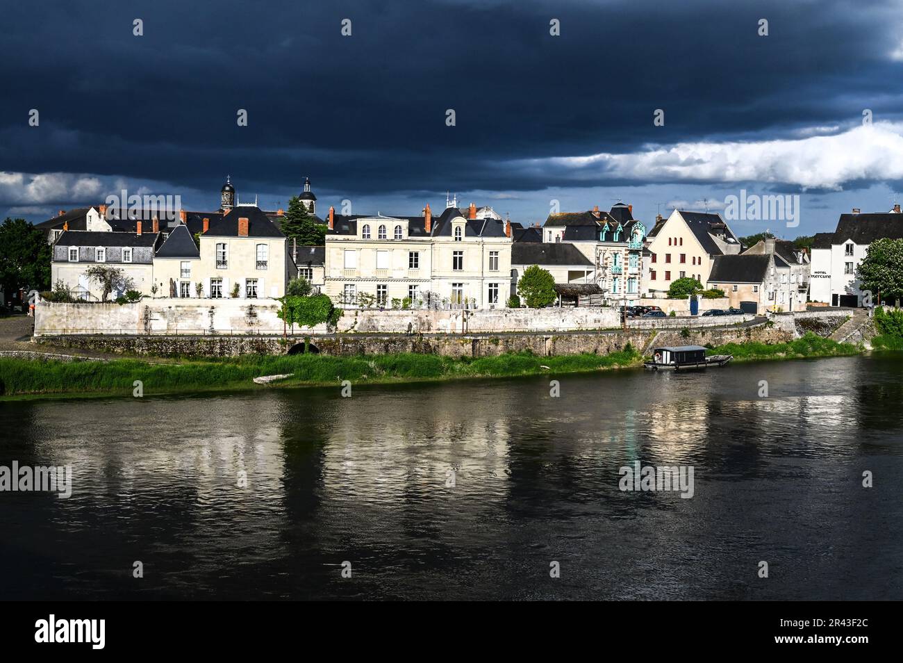 Le case della Île d'Offard, un'isola del fiume Loira a Saumur, Francia Foto Stock