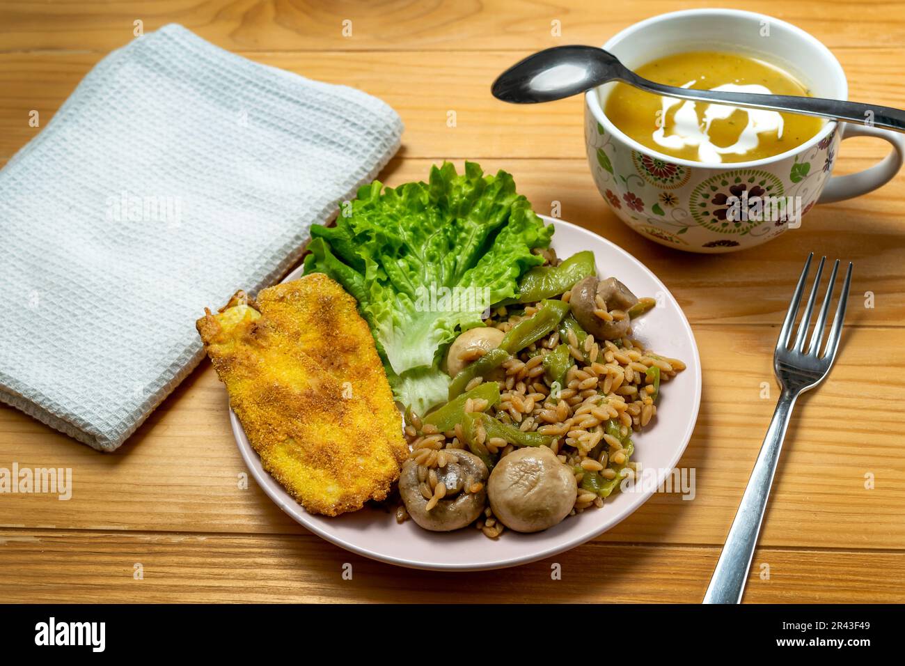 Risoni - lenticchie e ceci con funghi, zucchine fritte croccanti e insalata Foto Stock