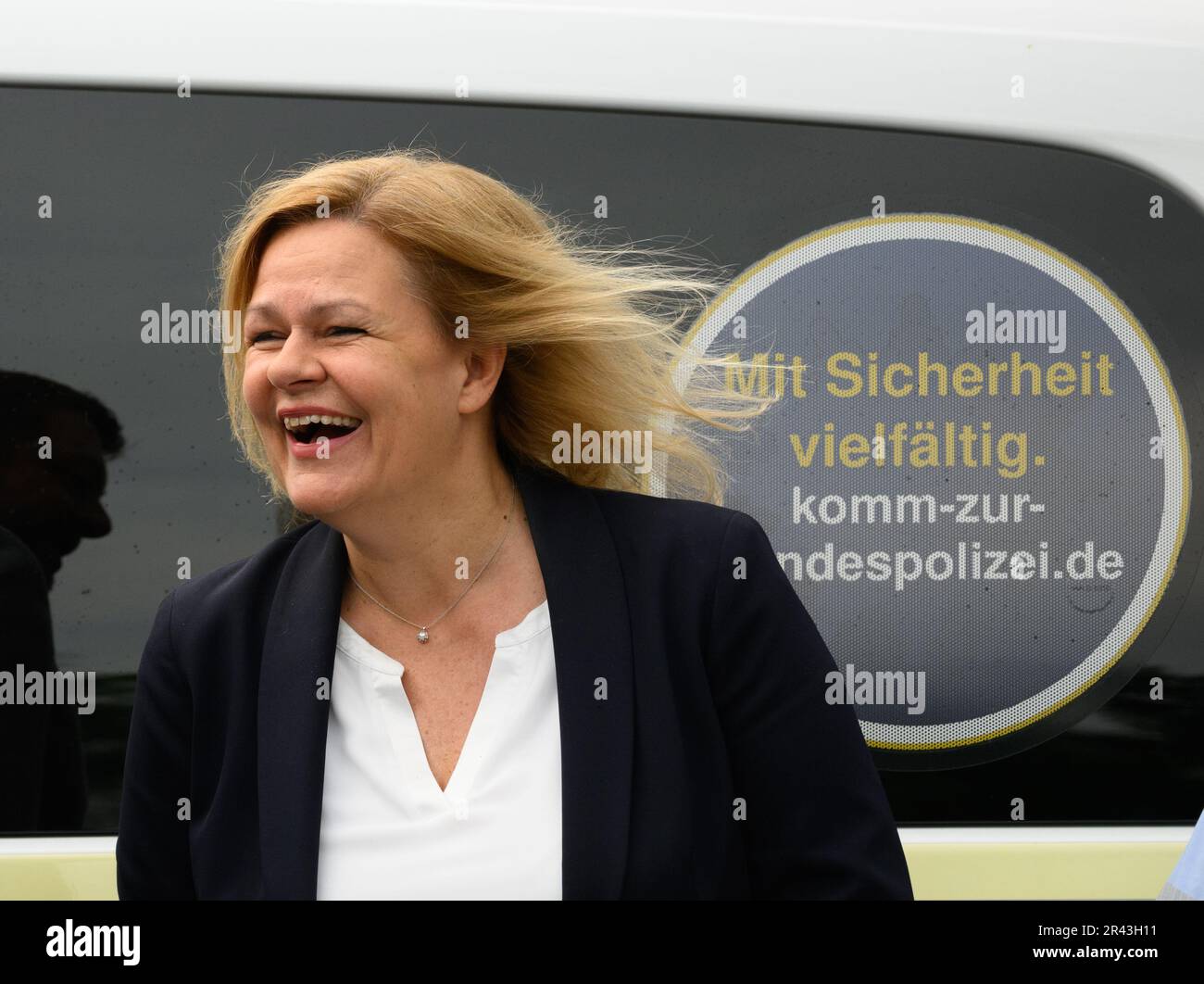 26 maggio 2023, Sassonia, Bad Gottleuba-Berggießhübel: Nancy Faeser (SPD), ministro federale dell'interno, si trova di fronte ad una macchina di polizia al confine tra Germania e Repubblica Ceca. Con la visita, il Ministro federale dell'interno intende informarsi sul Centro comune di cooperazione doganale e di polizia tedesco-ceca Petrovice-Schwandorf. Foto: Robert Michael/dpa/Alamy Live News Foto Stock