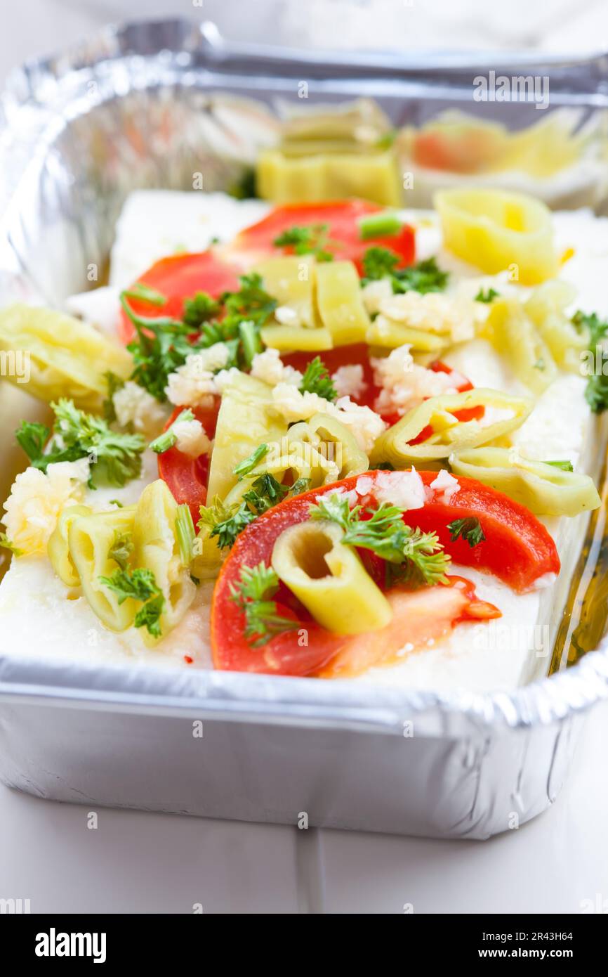 Formaggio feta in teglia da forno per grigliare Foto Stock