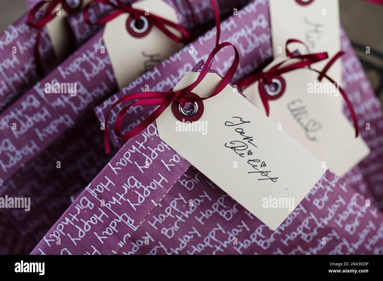 I bambini tenere premuto su buste regalo a sorpresa su una festa