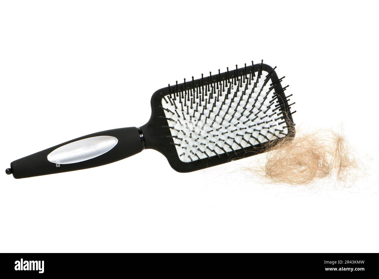 Loscia, mazzo di capelli e una spazzola nera isolata Foto Stock