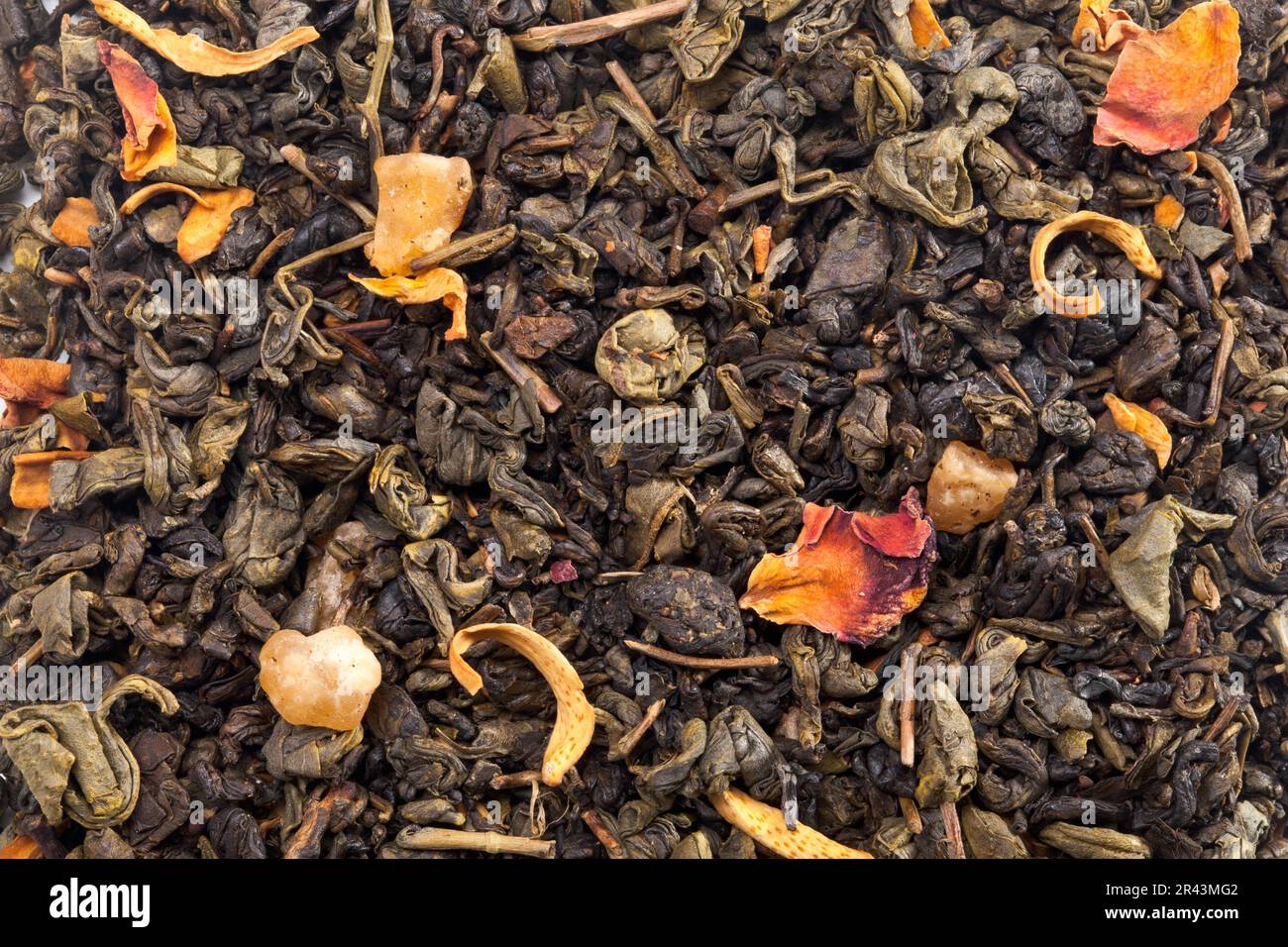 tè aromatico con frutta e petali Foto Stock