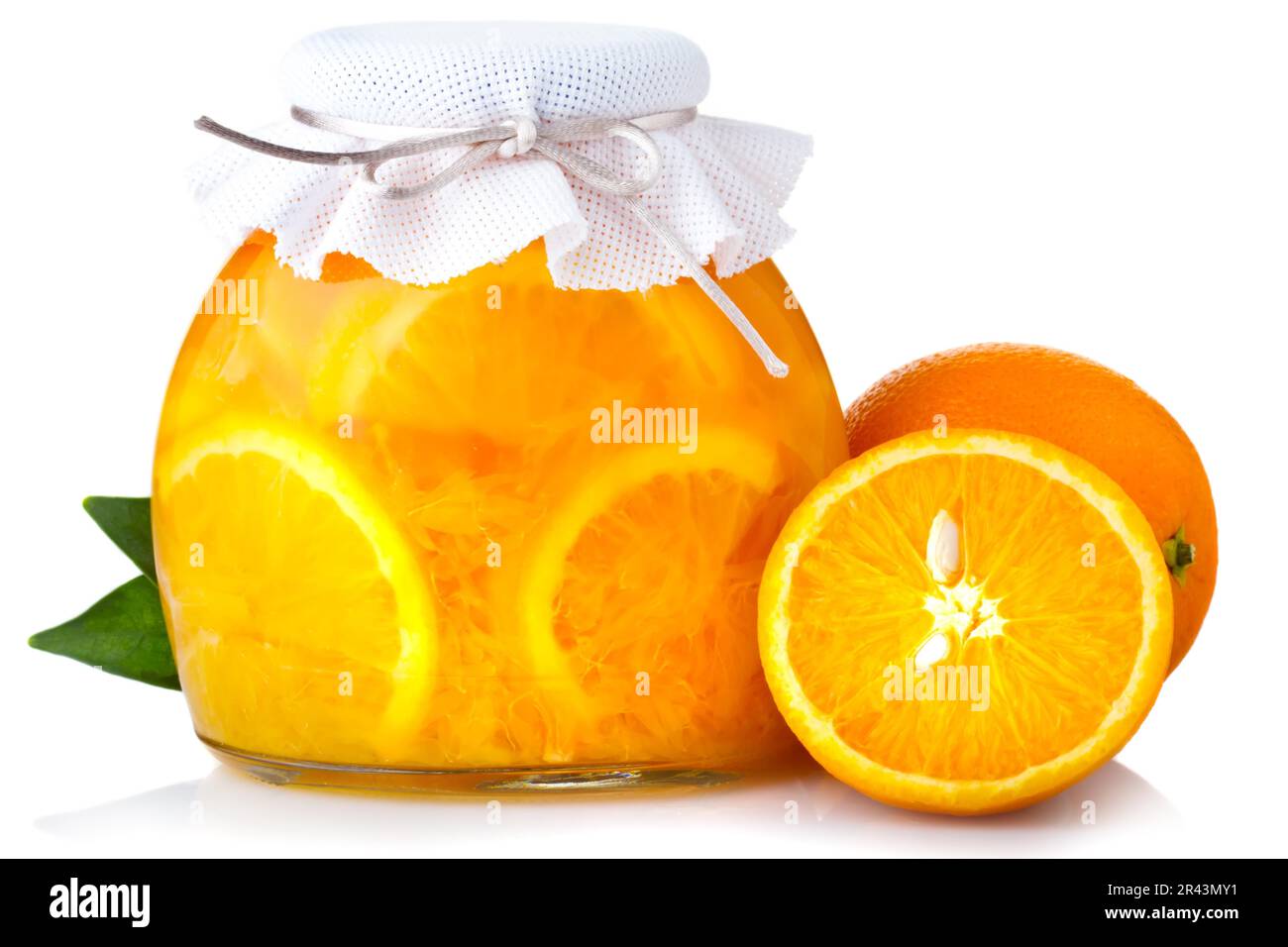 Marmellata d'arancia con frutta matura isolata su bianco Foto Stock