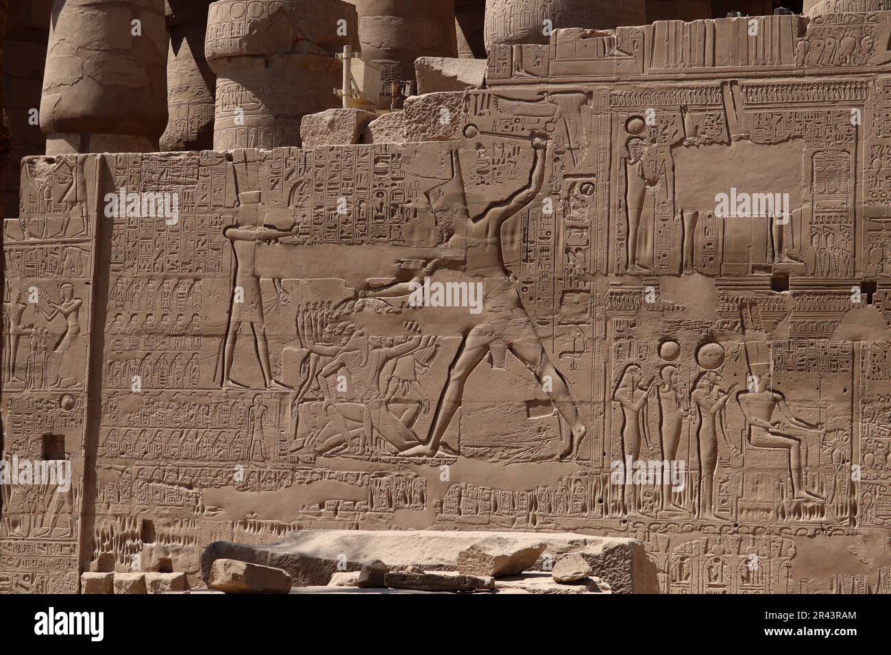 Antiche sculture egiziane e rilievi murali al tempio di Karnak, Luxor, Egitto Foto Stock