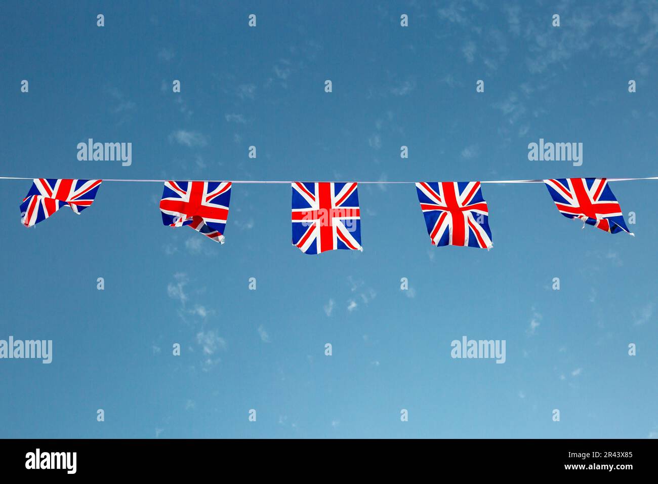 Union Jack bandiera che raggruppa contro un cielo blu Foto Stock