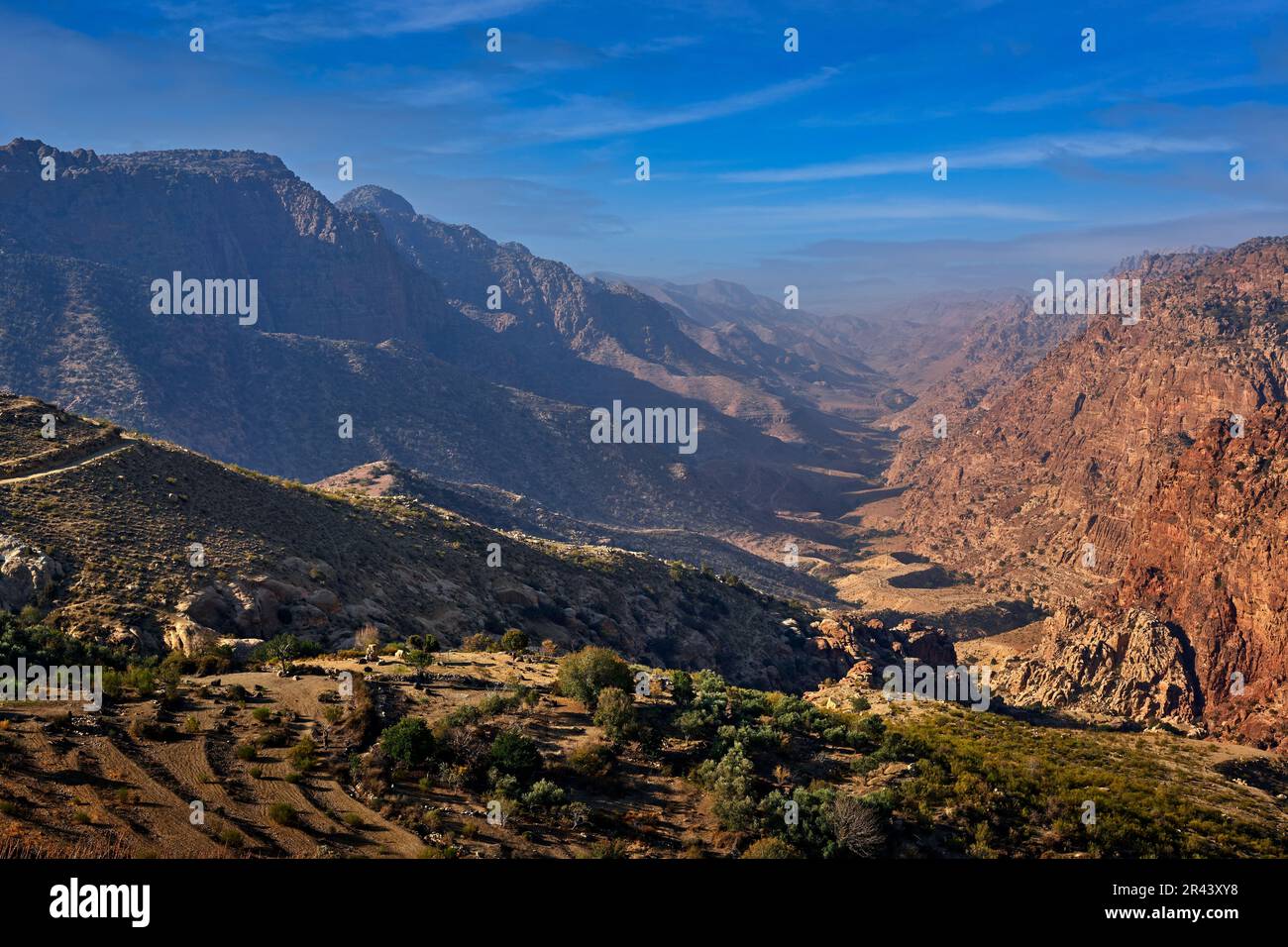 Paesaggio del tramonto in Giordania. Montagna rocciosa con serata d'arancia nella Riserva della Biosfera di Dana, Jorda. Viaggiare in Arabia. Pietre e valle nella natura di Dana, w Foto Stock