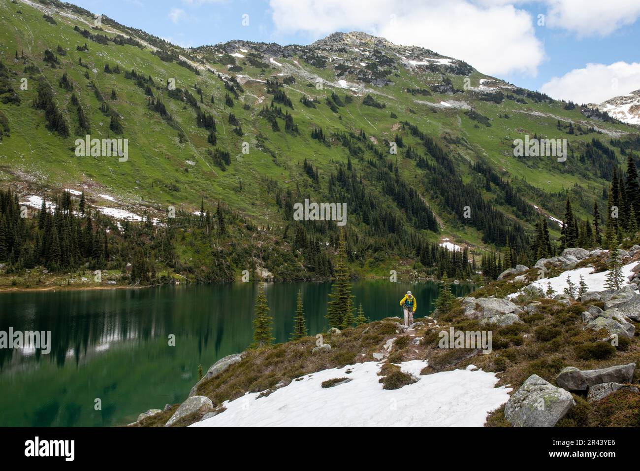 Vista completa delle donne che camminano su un lago alpino in Canada. Foto Stock