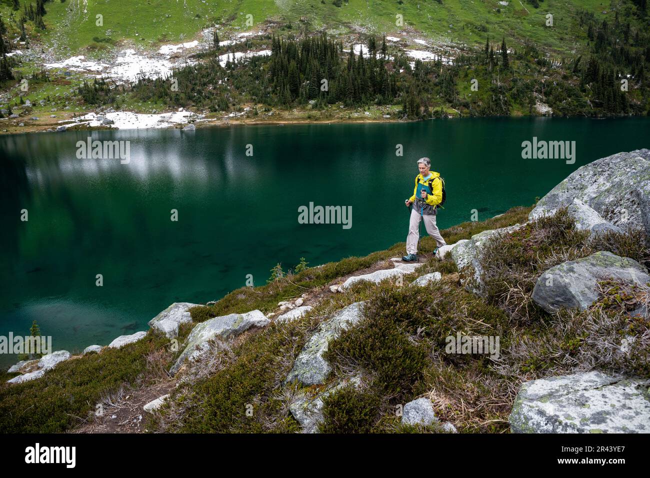 Vista completa delle donne che camminano su un lago alpino in Canada. Foto Stock