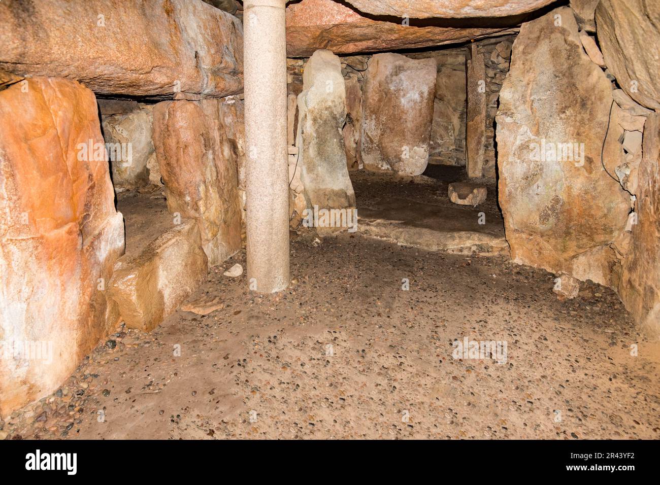 All'interno della tomba di passaggio neolitica di 6.000 anni, e sotto l'enorme tumulo di terra, a la Hougue Bie, Jersey, Isole del canale. Foto Stock