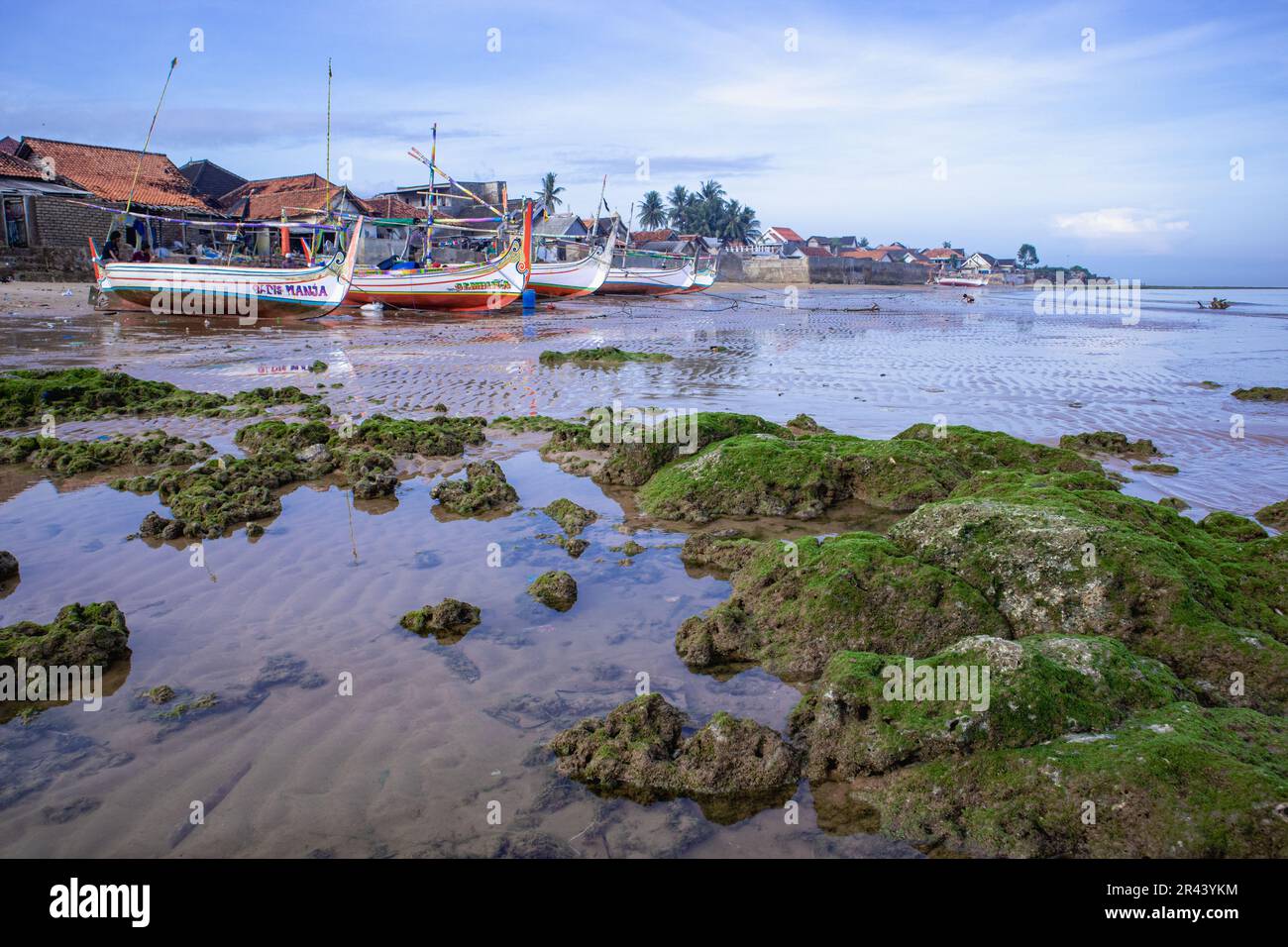 Barche da pesca parcheggiate sulla spiaggia per essere riparati e riverniciati. la vita dei pescatori in un piccolo villaggio. Foto Stock