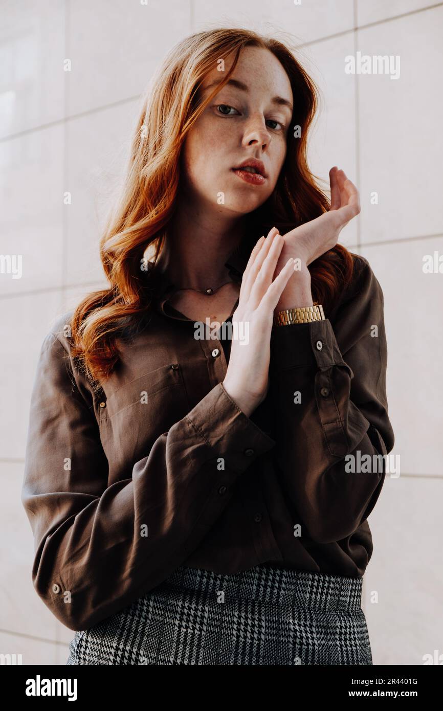 Ginger Girl con Freckles al tramonto vicino a Old Architecture Foto Stock