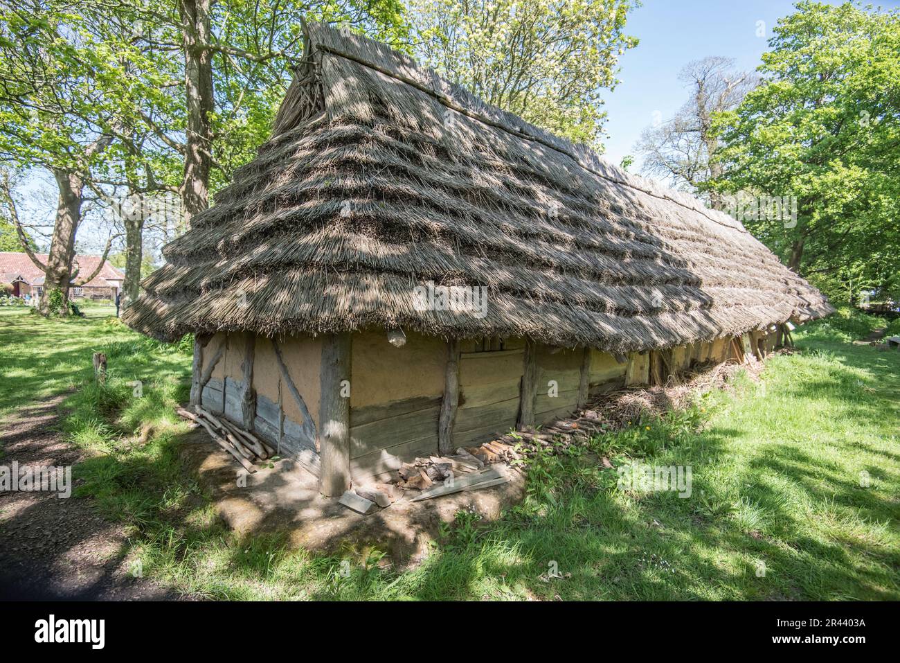 20 metri di replica di una Longhouse neolitica a la Hougue Bie, Jersey Foto Stock