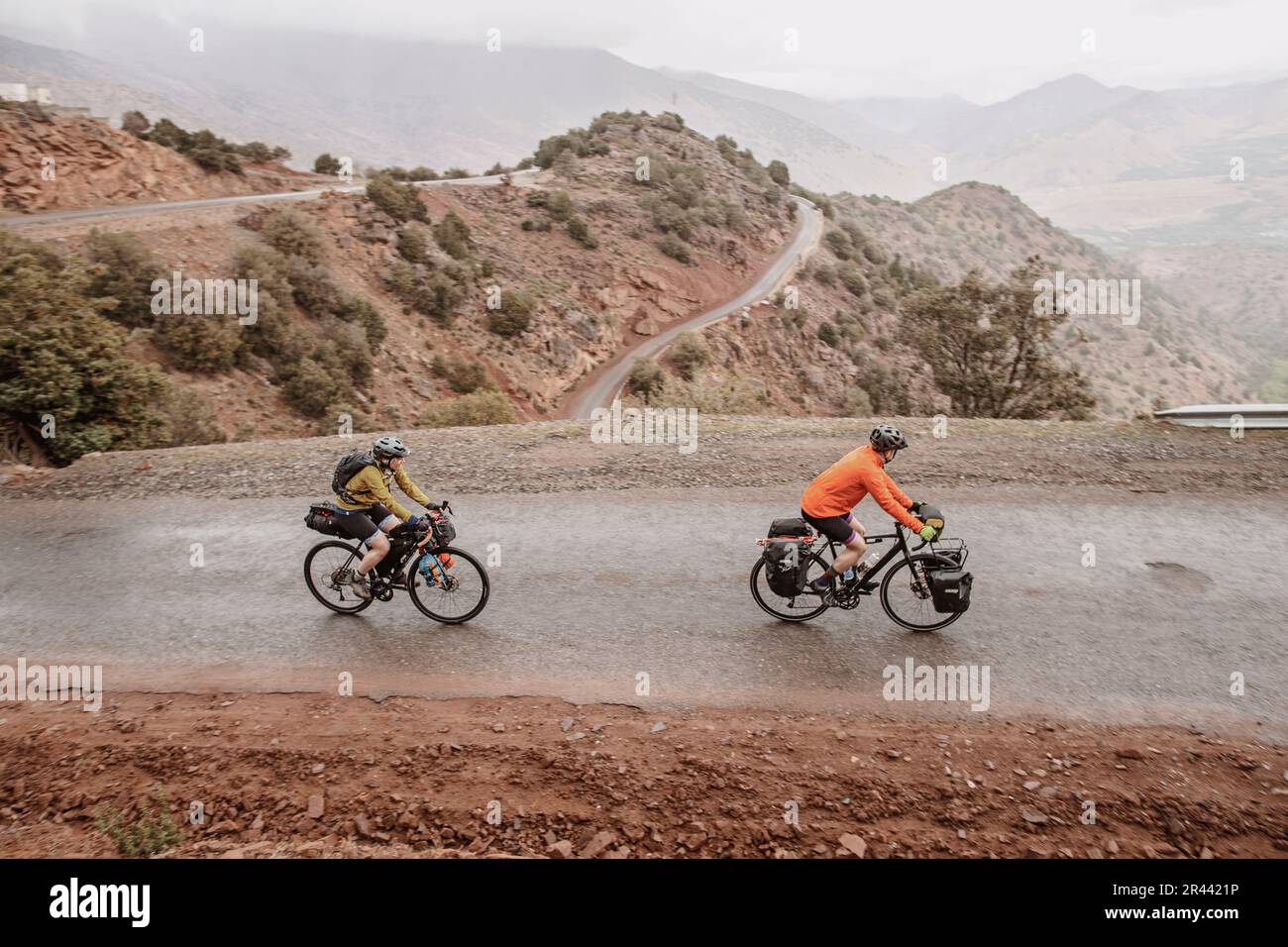 Un paio di ciclisti in bicicletta sul tornante Tizi n Test pass, Marocco Foto Stock